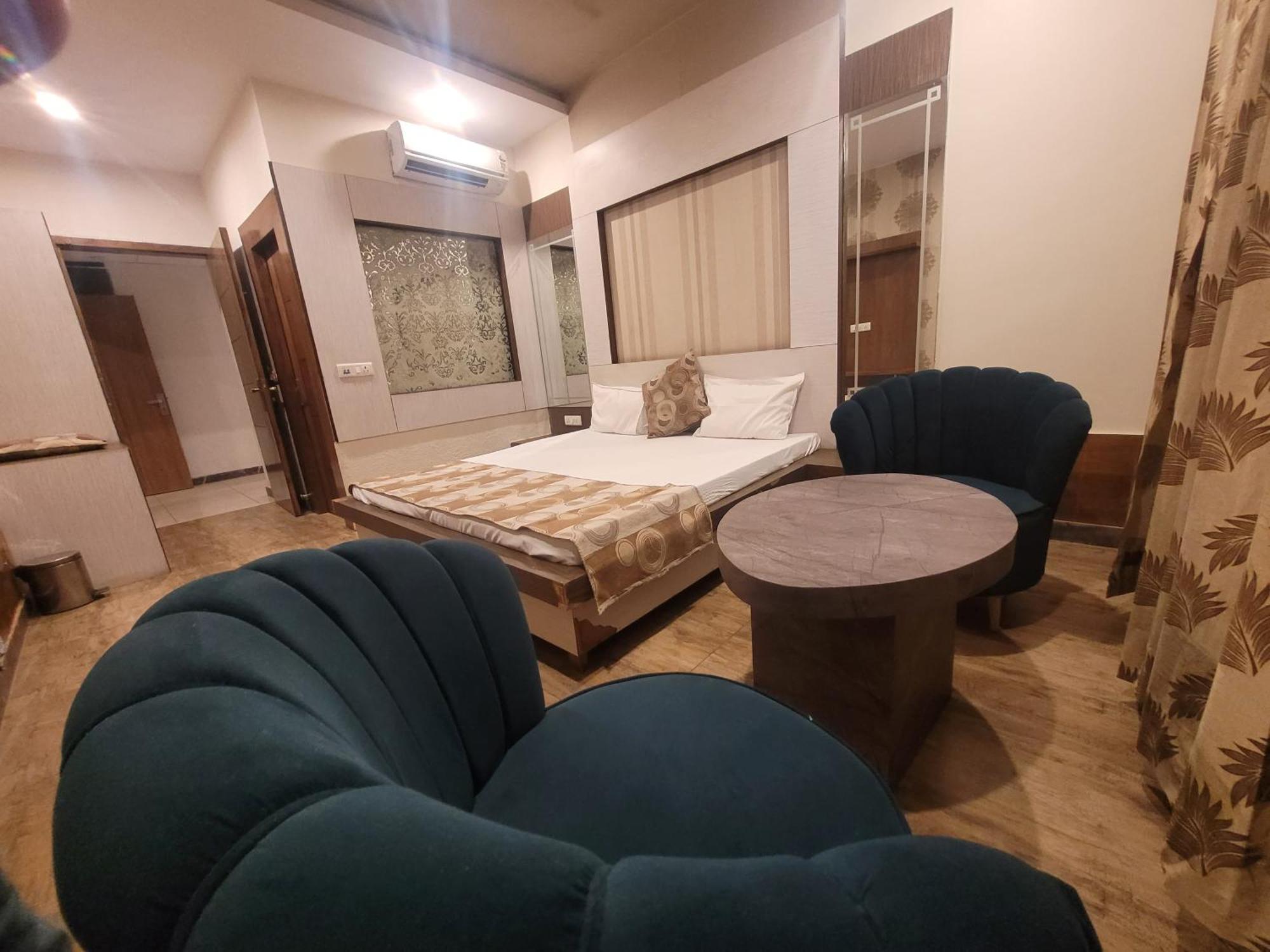 The Aura Grand Hotel & Banquet - A Unit Of Sitara Kollection Hotels Rohtak Exterior foto